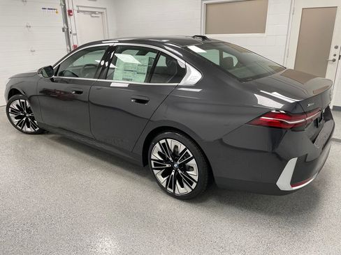 Used 2025 BMW 530i xDrive image 6