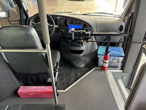 Used 2006 Ford E-350 and Econoline 350 Super Duty RWD image 15