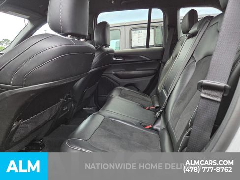 Used 2025 Jeep Grand Cherokee Altitude AWD/4WD image 5