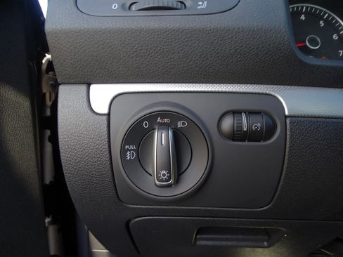 Used 2015 Volkswagen Eos Final Edition image 25