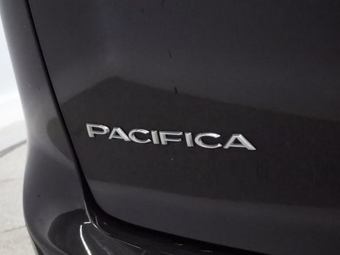 Certified 2023 Chrysler Pacifica Touring-L FWD image 11
