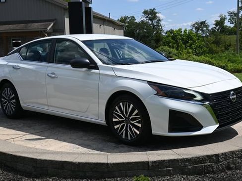 Used 2025 Nissan Altima 2.5 SV FWD image 3