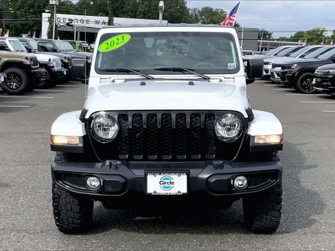 Used 2023 Jeep Gladiator Sport AWD/4WD image 3