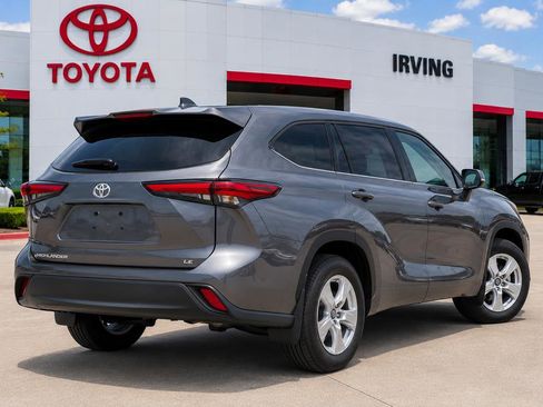 Used 2024 Toyota Highlander LE FWD image 3