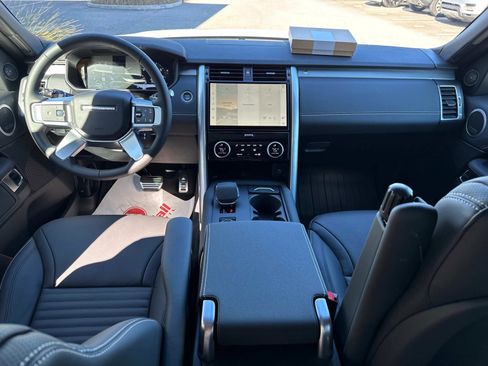 New 2025 Land Rover Discovery Dynamic SE image 16