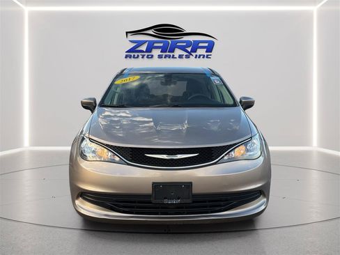 Used 2017 Chrysler Pacifica Touring FWD image 2
