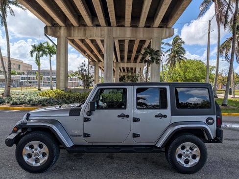 Used 2014 Jeep Wrangler Unlimited Sahara w/ Connectivity Group image 9