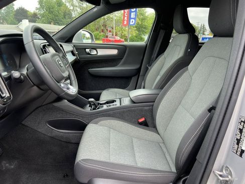 Used 2024 Volvo XC40 B5 Core AWD/4WD image 3