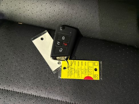 Used 2021 Volkswagen Tiguan SE w/ Panoramic Sunroof Package image 31