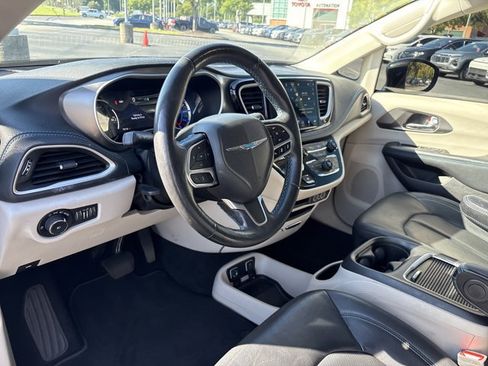 Used 2021 Chrysler Pacifica Touring-L FWD image 7