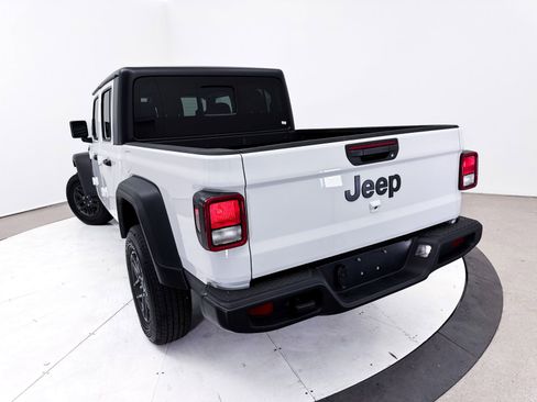 Used 2025 Jeep Gladiator Sport AWD/4WD image 6