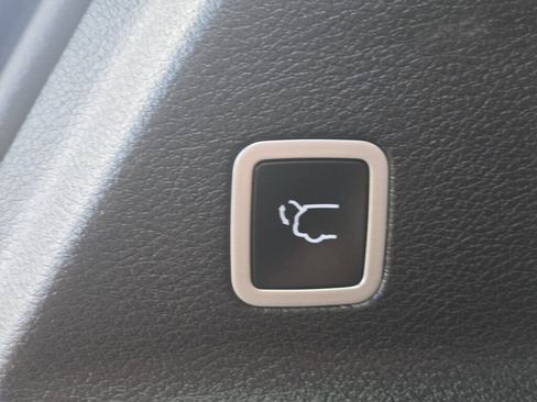 Used 2025 Chrysler Pacifica Limited FWD image 15