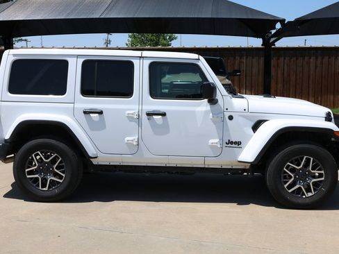 Used 2026 Jeep Wrangler Unlimited Sahara AWD/4WD image 4