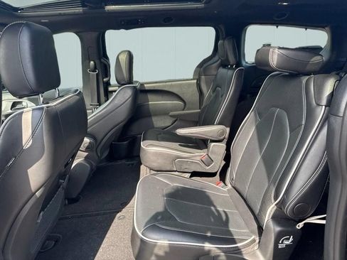 Used 2025 Chrysler Pacifica Limited FWD image 15