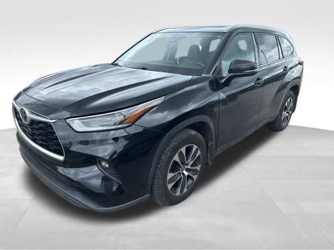 Used 2021 Toyota Highlander XLE AWD/4WD image 2