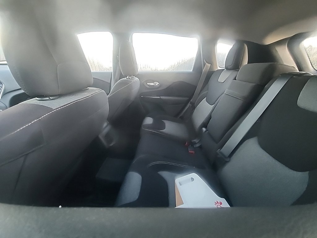Used 2015 Jeep Cherokee Sport FWD image 5