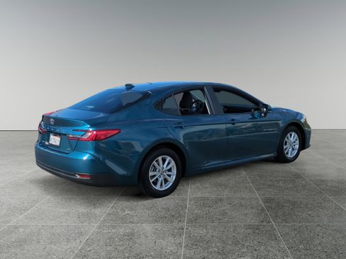 Used 2025 Toyota Camry LE image 5