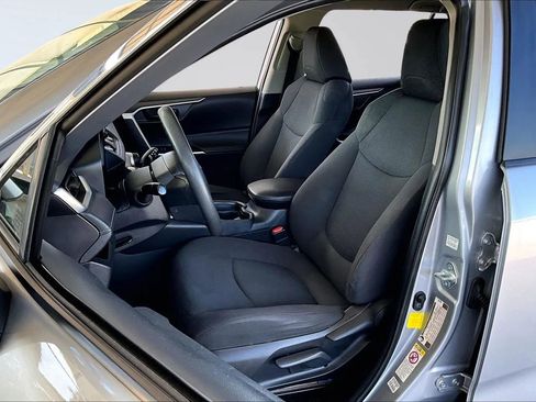 Used 2019 Toyota RAV4 LE FWD image 18