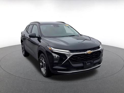 Used 2025 Chevrolet Trax LT w/ LT Convenience Package image 3