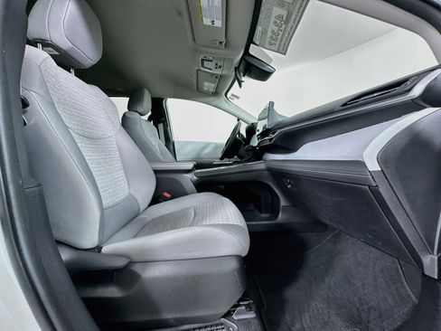 Certified 2025 Toyota Sienna LE FWD image 28