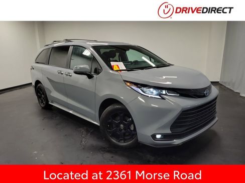 Used 2025 Toyota Sienna XLE Woodland Edition image 1