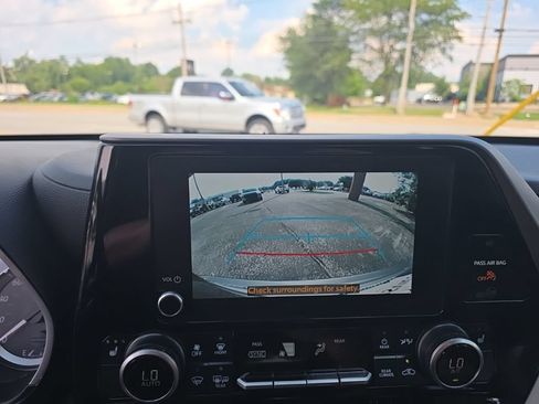 Used 2025 Toyota Highlander XLE AWD/4WD image 21