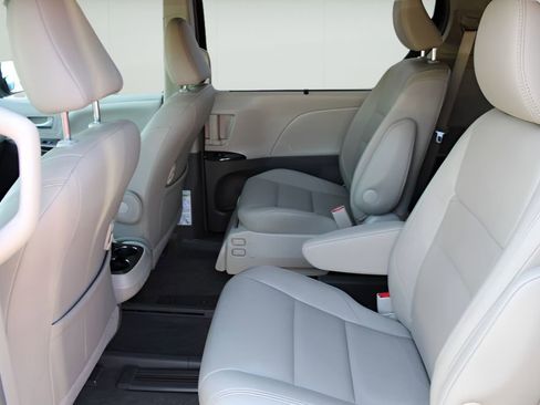 Used 2017 Toyota Sienna XLE w/ XLE Navigation Package FWD image 19