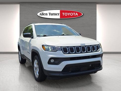 Used 2025 Jeep Compass Latitude AWD/4WD image 2