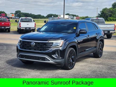 Used 2024 Volkswagen Atlas Cross Sport SE w/ Panoramic Sunroof Package FWD image 3