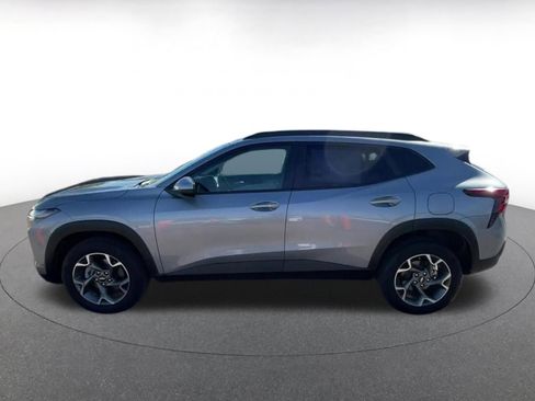 Used 2025 Chevrolet Trax LT w/ LT Convenience Package FWD image 9