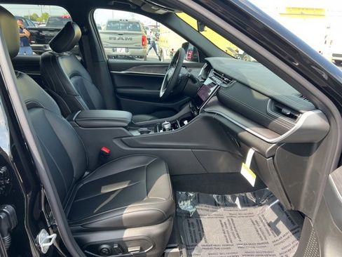 New 2025 Jeep Grand Cherokee L Limited w/ Black Appearance Package image 21