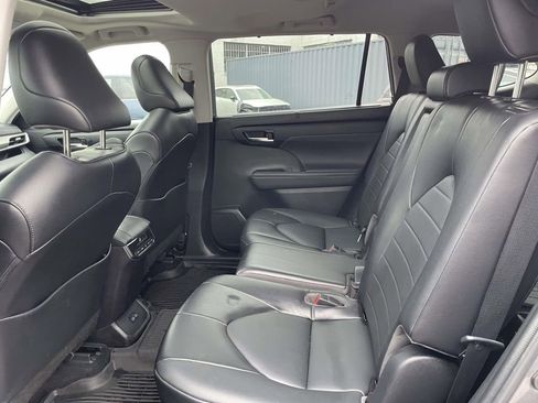 Certified 2022 Toyota Highlander XLE image 11