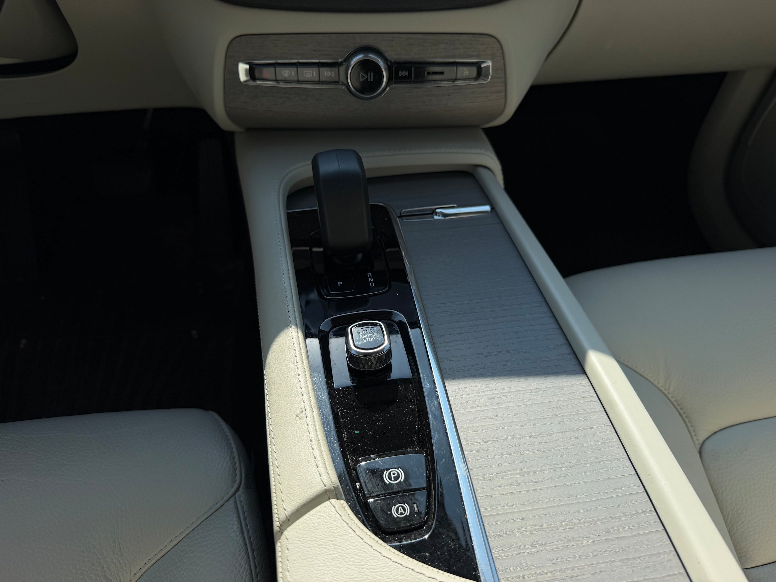 Certified 2025 Volvo XC90 T8 Plus w/ Protection Package AWD/4WD image 15