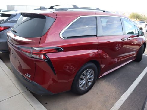 Used 2021 Toyota Sienna XLE image 3