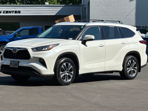Used 2020 Toyota Highlander XLE AWD/4WD image 8