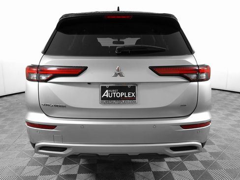 Used 2023 Mitsubishi Outlander SE image 6