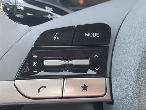 Used 2025 Hyundai Elantra Sport image 21