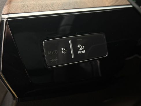 Used 2019 Audi e-tron Premium Plus image 14