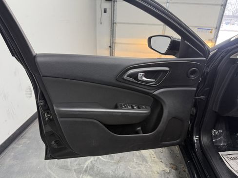 Used 2016 Chrysler 200 Limited image 10