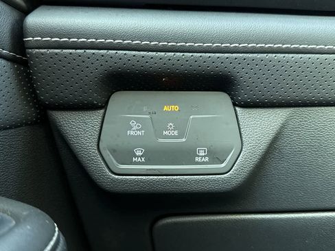 Used 2024 Volkswagen Atlas Cross Sport SE image 21