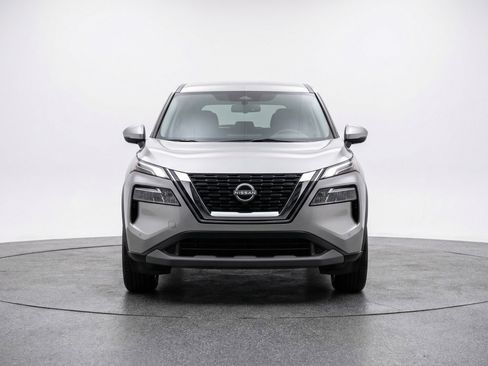 Used 2025 Nissan Rogue SV image 2