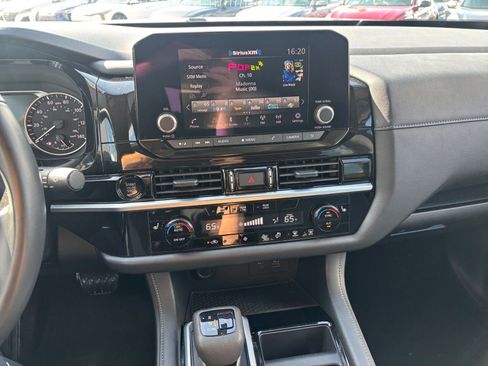 Used 2025 Nissan Pathfinder SV FWD image 17