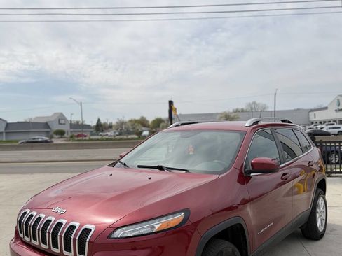 Used 2017 Jeep Cherokee Latitude w/ Cold Weather Group AWD/4WD image 3