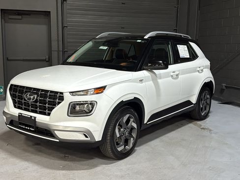 Used 2022 Hyundai Venue Limited w/ Cargo Package FWD image 3