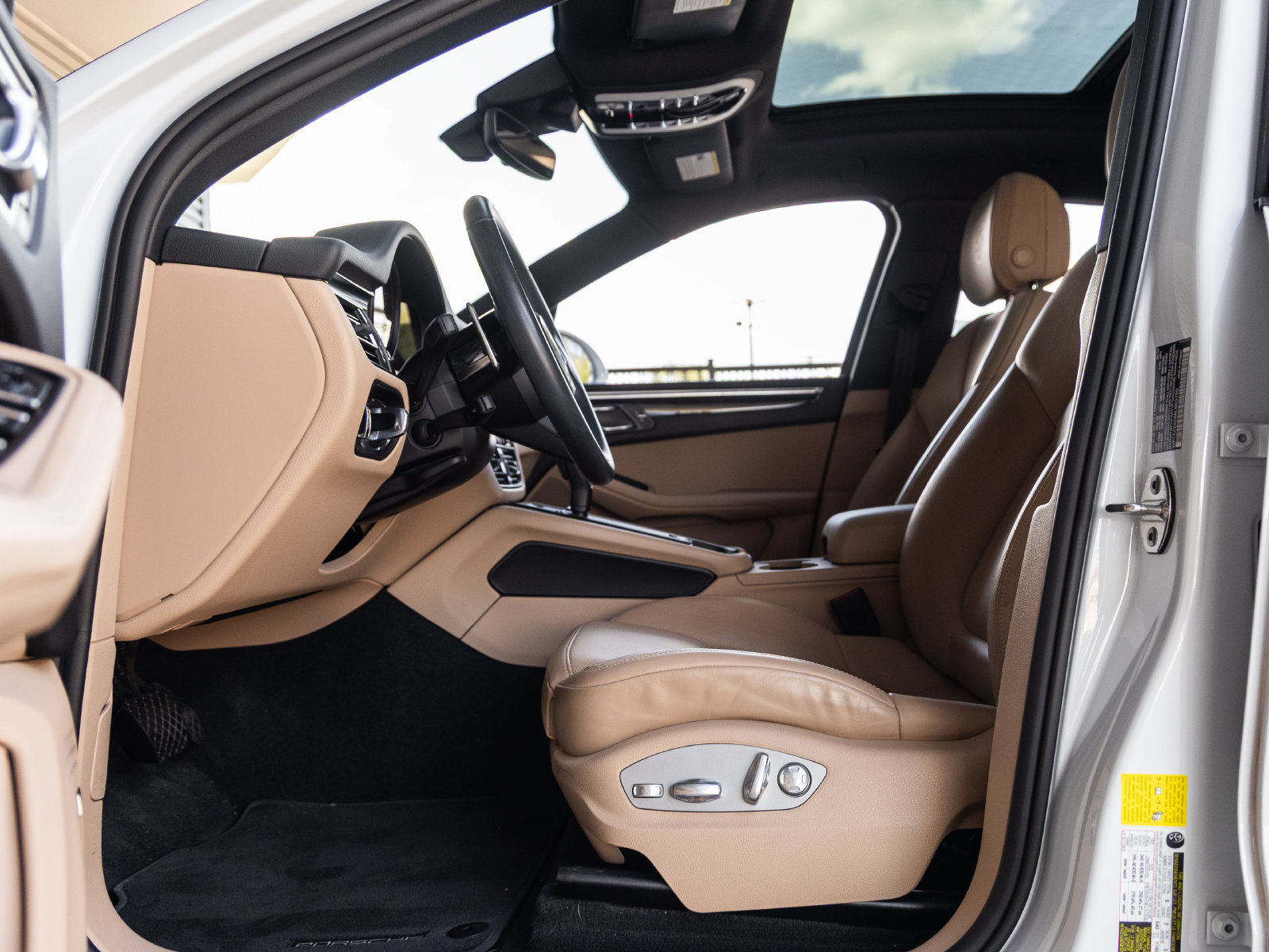 Certified 2024 Porsche Macan AWD/4WD image 25