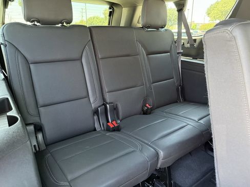 Used 2023 Chevrolet Suburban LT w/ Luxury Package RWD image 28