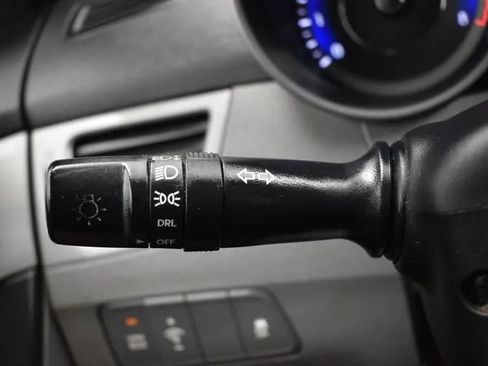 Used 2014 Hyundai Elantra SE FWD image 24