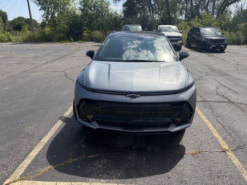 Used 2026 Chevrolet Equinox EV RS w/ Convenience Package II AWD/4WD image 2