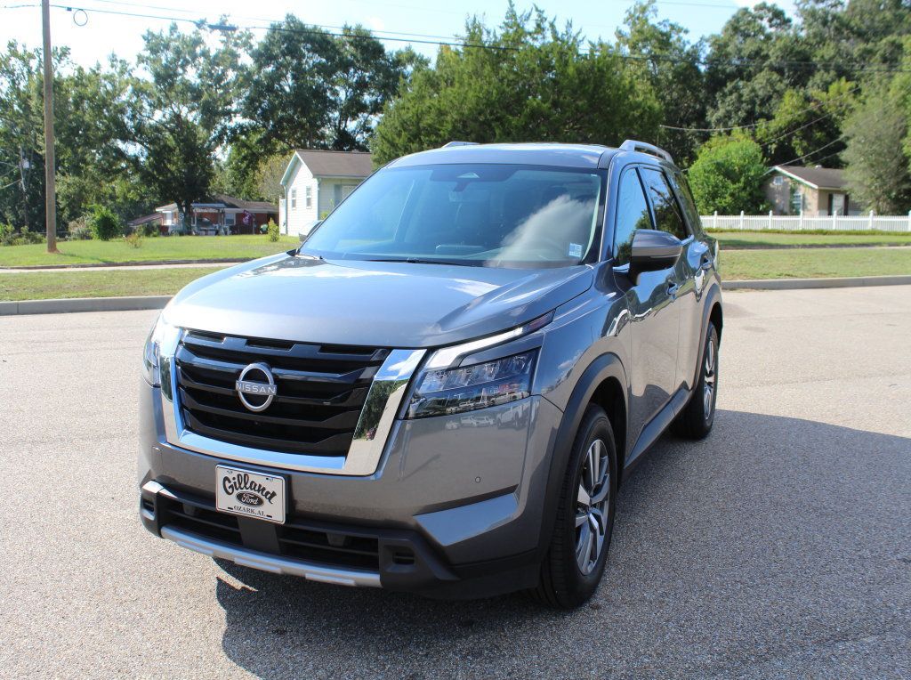 Used 2025 Nissan Pathfinder SL AWD/4WD image 2