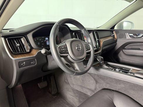 Used 2021 Volvo XC60 T5 Momentum w/ Premium Package AWD/4WD image 4